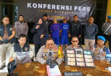 Kapolres Purwakarta, AKBP Lilik Ardiansyah didampingi Wakapolres, Kompol Ricky Ardipratama, Kasi Propam, AKP Atik Sakron dan Kasat Reskrim, AKP Muchammad Arwin Bachar, saat menggelar konferensi pers. (Foto: Gin/Jabarnews)