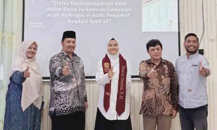 Nurul Husna (tengah) mahasiswi IAIN Langsa yang lulus tanpa sidang skripsi (Foto: iainlangsa.ac.id)