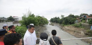 Pj Gubernur Jabar, Bey Machmudin meninjau lokasi terdampak banjir bandang di Cirebon