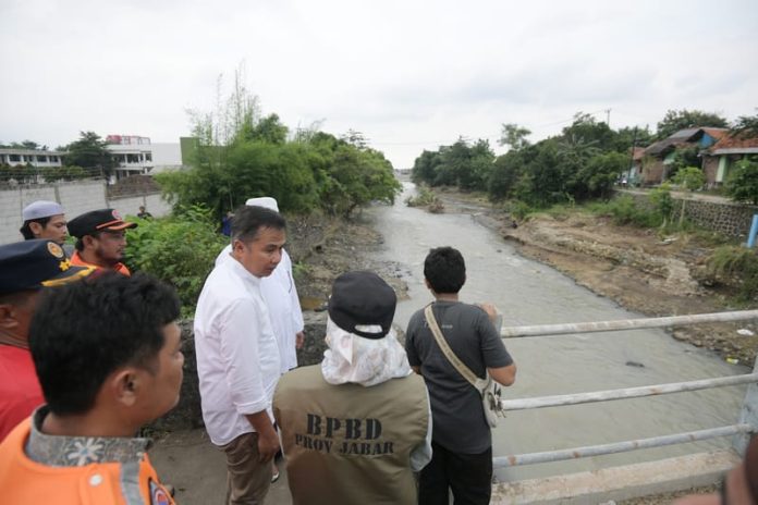 Pj Gubernur Jabar, Bey Machmudin meninjau lokasi terdampak banjir bandang di Cirebon