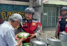 Personel Sat Samapta Polres Purwakarta saat menggelar bakti sosial. (Foto: Dok Polres Purwakarta)