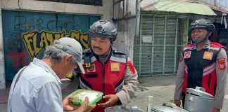 Personel Sat Samapta Polres Purwakarta saat menggelar bakti sosial. (Foto: Dok Polres Purwakarta)