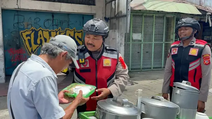 Personel Sat Samapta Polres Purwakarta saat menggelar bakti sosial. (Foto: Dok Polres Purwakarta)