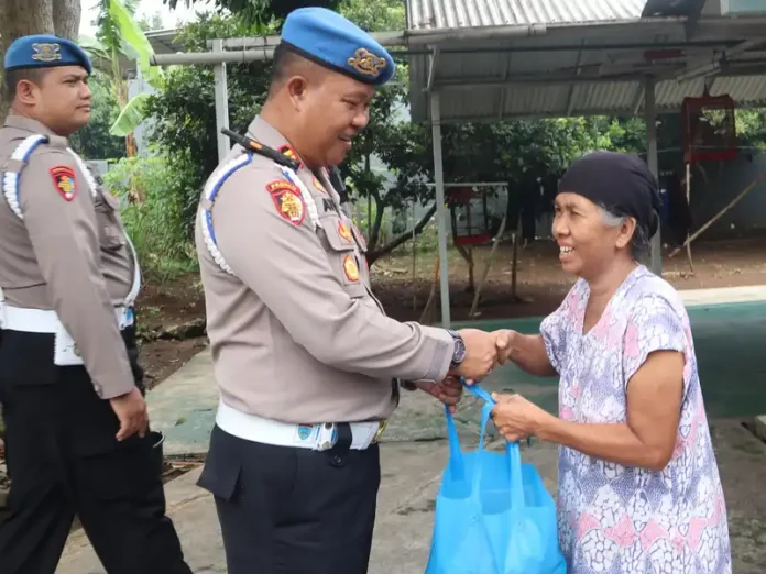 Propam Polres Purwakarta bagikan sembako kepada warga yang kurang mampu (Foto: Ist)