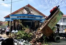 Warga menumpahkan sampah di depan kantor Desa Kubangdeleg Cirebon