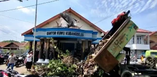 Warga menumpahkan sampah di depan kantor Desa Kubangdeleg Cirebon