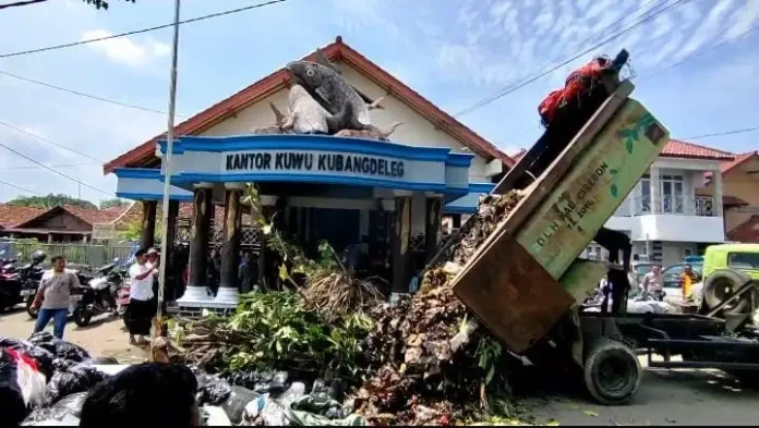 Warga menumpahkan sampah di depan kantor Desa Kubangdeleg Cirebon